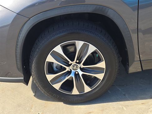 Used 2021 Toyota Highlander XLE image 38