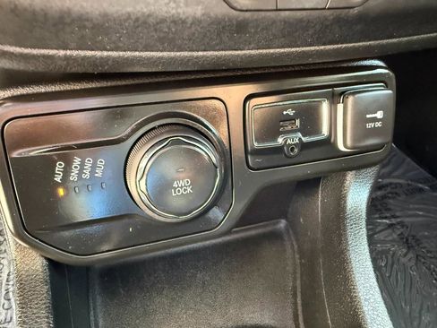 Used 2018 Jeep Renegade Altitude w/ UConnect 8.4 Nav Group image 34