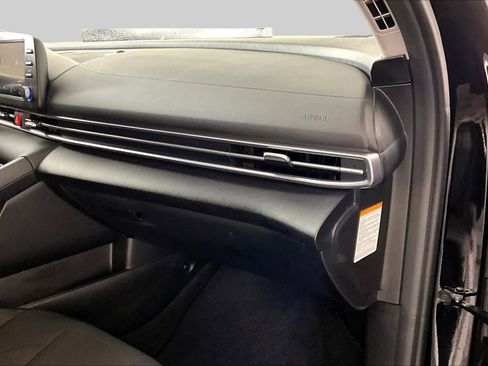 Used 2025 Hyundai Elantra Hybrid FWD image 18