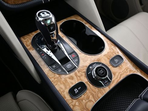 Certified 2024 Bentley Bentayga Plug-In Hybrid image 24