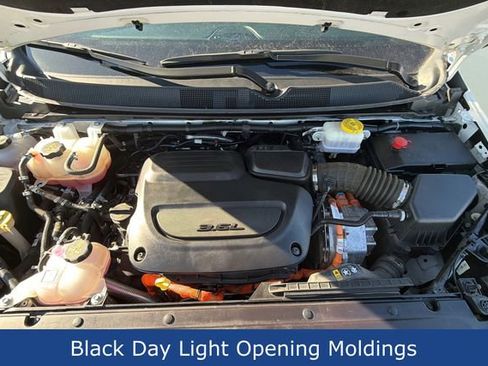 Used 2024 Chrysler Pacifica Select image 37