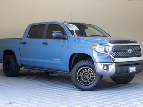 Used 2019 Toyota Tundra SR5 w/ SR5 Convenience Package image 2