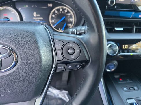 Used 2022 Toyota Venza LE image 21