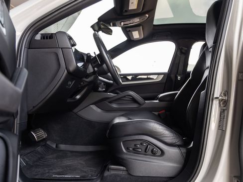 Certified 2024 Porsche Cayenne Coupe AWD/4WD image 23