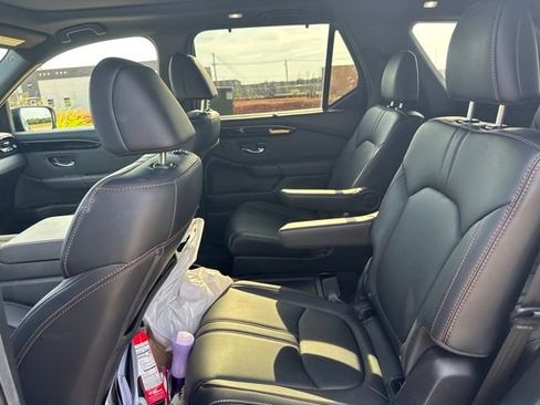Used 2025 Honda Pilot TrailSport image 9