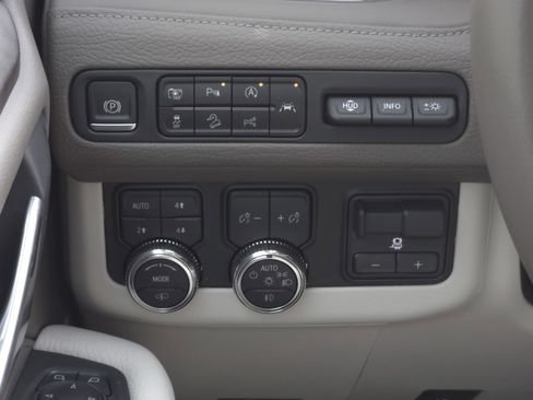 Used 2024 GMC Yukon XL Denali w/ Advanced Technology Package image 29