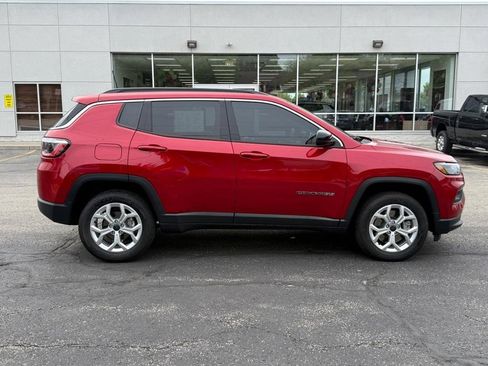 Used 2025 Jeep Compass Latitude AWD/4WD image 2
