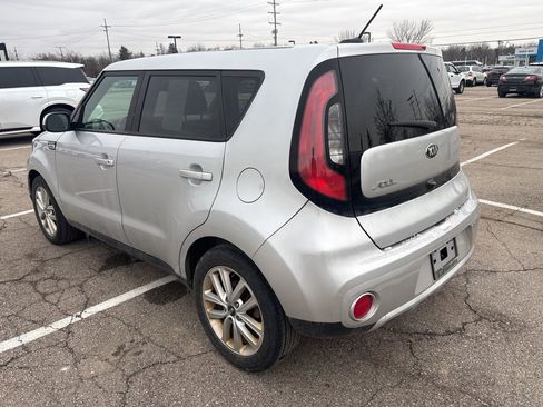 Used 2017 Kia Soul + image 3