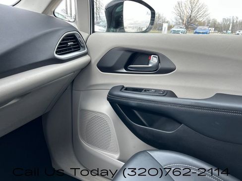 Used 2024 Chrysler Pacifica Touring-L FWD image 29