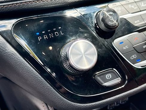 Used 2024 Chrysler Pacifica Pinnacle FWD image 23