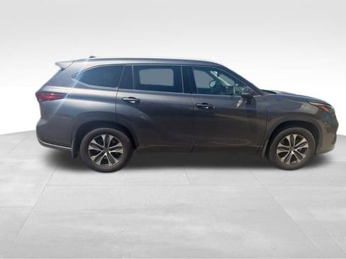 Used 2022 Toyota Highlander XLE FWD image 2