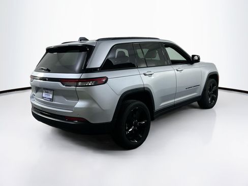 Used 2023 Jeep Grand Cherokee Altitude AWD/4WD image 5