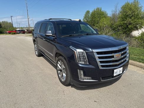 Used 2018 Cadillac Escalade ESV Premium Luxury AWD/4WD image 2