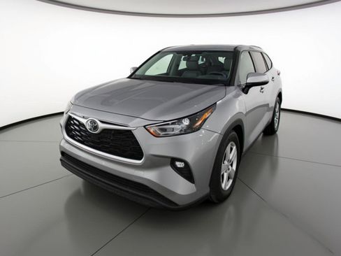 Used 2025 Toyota Highlander LE image 3