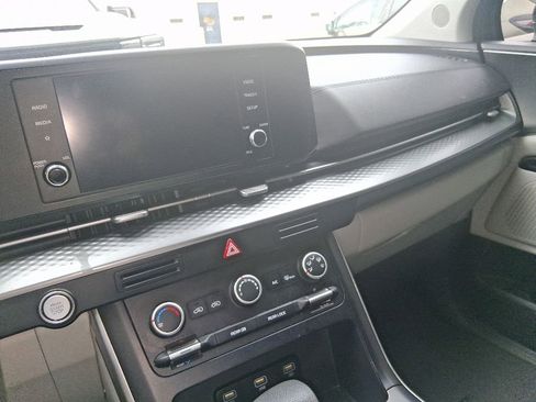 Used 2023 Kia Carnival LX FWD image 17