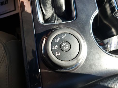 Used 2016 Ford Explorer XLT w/ Equipment Group 202A image 26