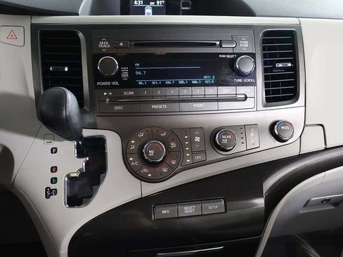 Used 2011 Toyota Sienna LE w/ Towing Pkg FWD image 36