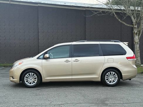 Used 2014 Toyota Sienna XLE image 5