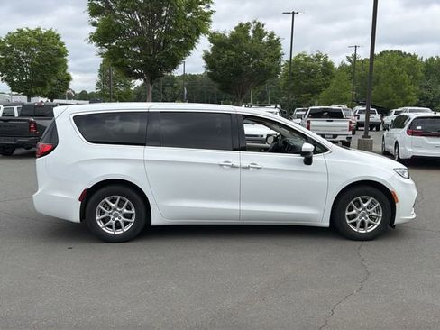 Used 2023 Chrysler Pacifica Touring-L FWD image 6