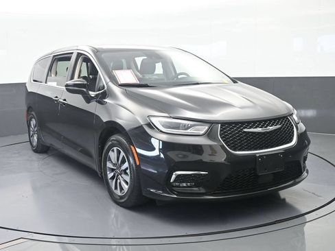 Used 2023 Chrysler Pacifica Touring-L FWD image 9