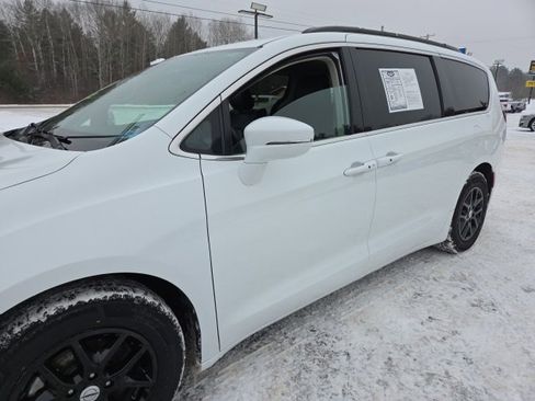 Used 2022 Chrysler Pacifica Touring-L image 32