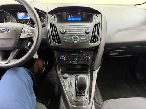 Used 2018 Ford Focus SE w/ SE Appearance Package image 22