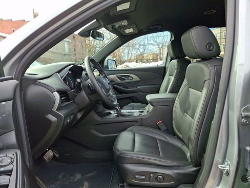 Used 2023 Chevrolet Traverse LT image 16