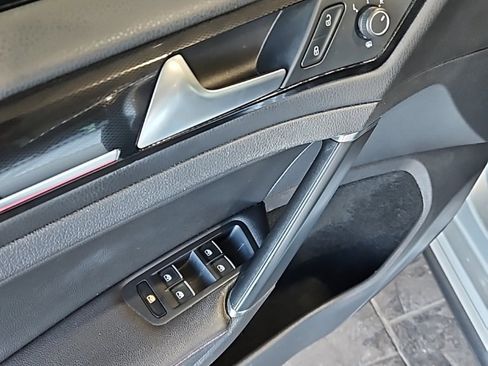 Used 2017 Volkswagen Golf image 26