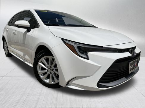 Used 2026 Toyota Corolla XLE FWD image 3