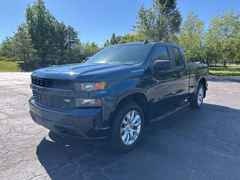 Used 2020 Chevrolet Silverado 1500 Custom w/ Custom Value Package AWD/4WD image 3