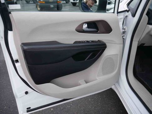 Used 2020 Chrysler Voyager LX image 21