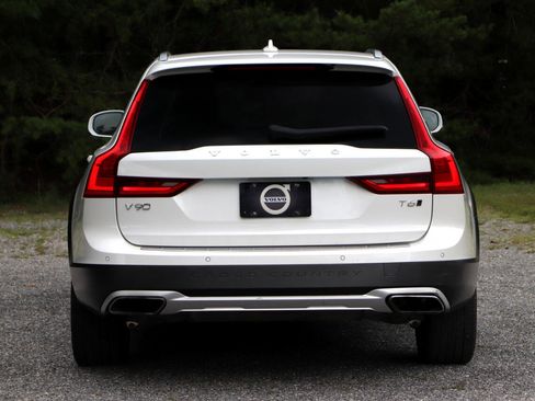 Used 2020 Volvo V90 T6 Cross Country image 4