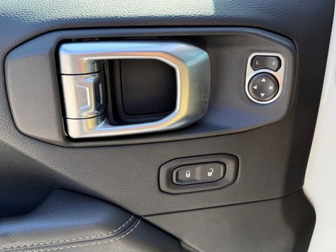Used 2018 Jeep Wrangler Unlimited Sahara AWD/4WD image 11