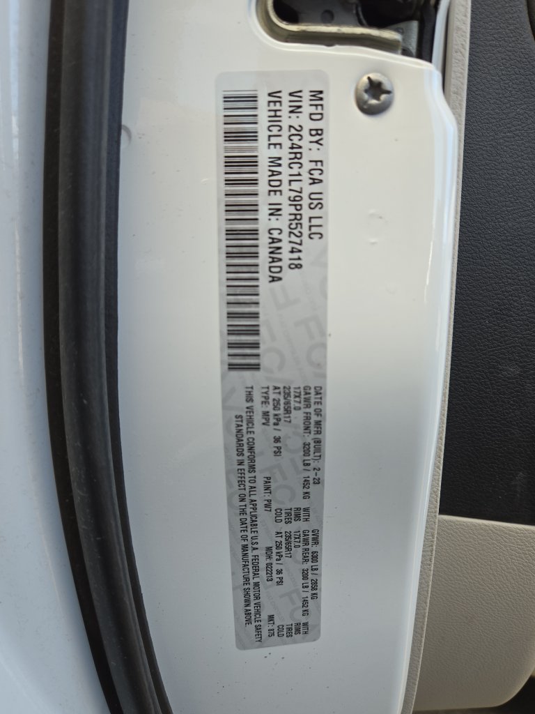Used 2023 Chrysler Pacifica Touring-L FWD image 31