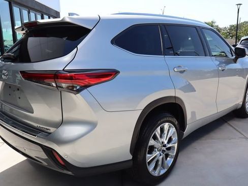 Used 2020 Toyota Highlander Limited FWD image 3