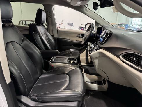 Used 2023 Chrysler Pacifica Touring-L image 37