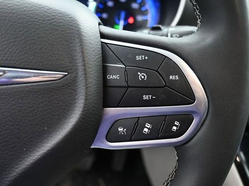 Used 2024 Chrysler Pacifica Touring-L image 26