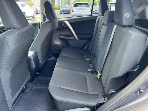 Used 2018 Toyota RAV4 LE FWD image 13