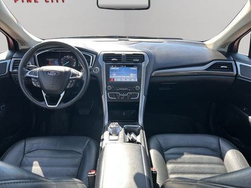 Used 2017 Ford Fusion SE w/ Fusion SE Technology Package image 16