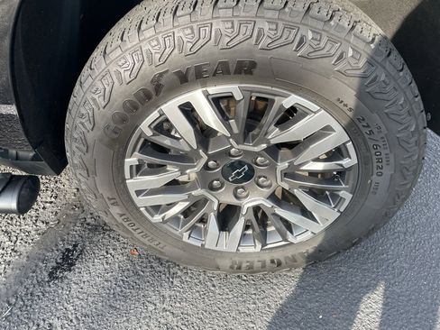 Used 2025 Chevrolet Suburban Z71 image 15