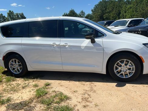 New 2026 Chrysler Voyager LX image 7