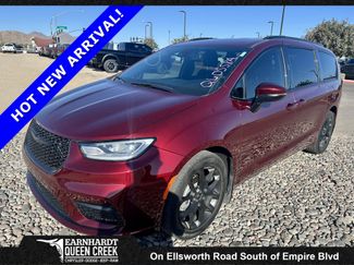 Used 2023 Chrysler Pacifica Touring-L w/ Uconnect Theater Family Group FWD video 1