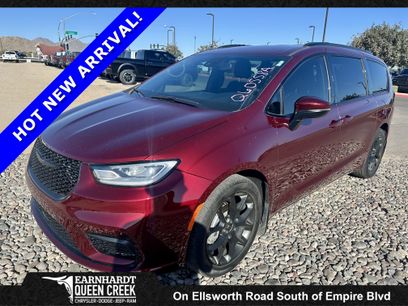 Used 2023 Chrysler Pacifica Touring-L w/ Uconnect Theater Family Group