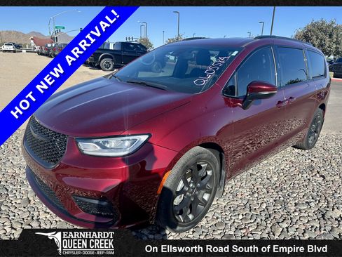 Used 2023 Chrysler Pacifica Touring-L w/ Uconnect Theater Family Group FWD image 1
