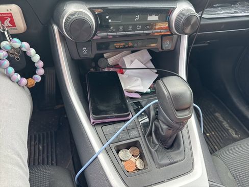 Used 2022 Toyota RAV4 LE image 17