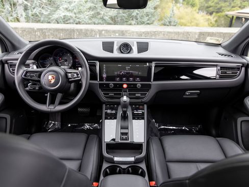 Certified 2026 Porsche Macan AWD/4WD image 34