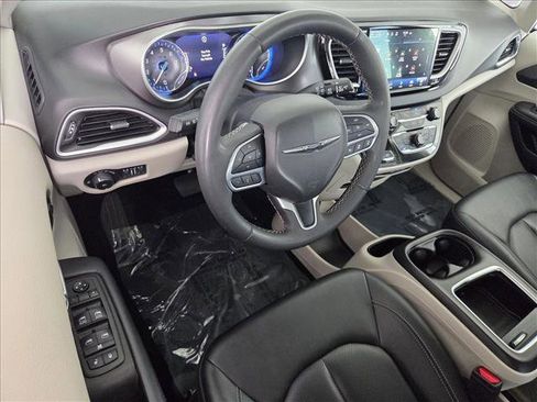Used 2024 Chrysler Pacifica Touring-L image 10