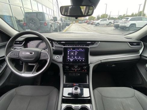 Used 2023 Jeep Grand Cherokee L Laredo image 14