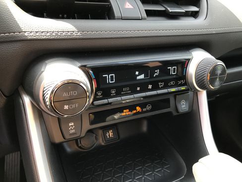 Used 2025 Toyota RAV4 XLE AWD/4WD image 19
