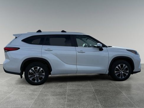 Used 2023 Toyota Highlander XLE AWD/4WD image 7